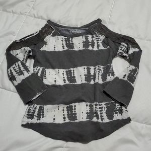 Girls sz 7 shoulder cut out shirt
